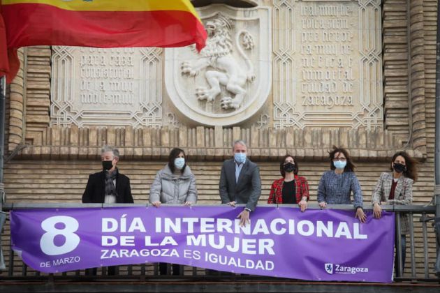 Pancarta en el balcón del Ayuntamiento de Zaragoza Pancarta en el balcón del Ayuntamiento de Zaragoza