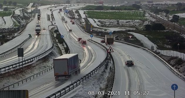 Imagen del estado de la A-4, tras la granizada Imagen del estado de la A-4, tras la granizada