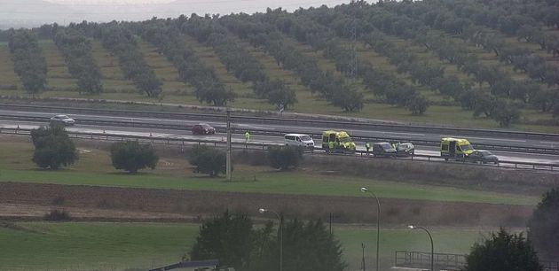 Imagen de los sanitarios actuando en la zona del accidente, que se ha producido en la A-4 Imagen de los sanitarios actuando en la zona del accidente, que se ha producido en la A-4