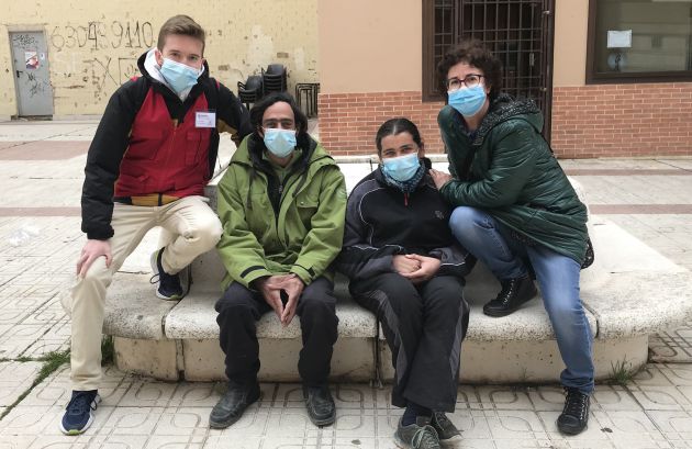 De izquierda a derecha, Juan Pérez, técnico de inclusión social de Cáritas Cuenca; Juan y María, personas sin hogar, y Mari Mar Resusta, directora del Centro de Acogimiento de Urgencia de Cáritas en Cuenca. De izquierda a derecha, Juan Pérez, técnico de inclusión social de Cáritas Cuenca; Juan y María, personas sin hogar, y Mari Mar Resusta, directora del Centro de Acogimiento de Urgencia de Cáritas en Cuenca.