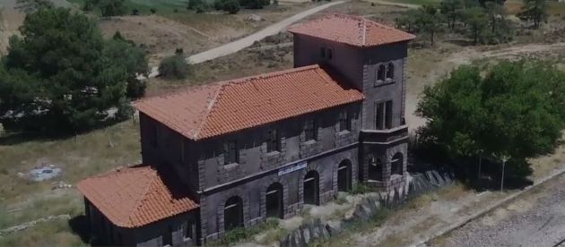 Estación del tren de Cañada del Hoyo donde se ubica esta residencia de artistas. Estación del tren de Cañada del Hoyo donde se ubica esta residencia de artistas.