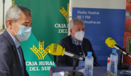 Manolo Pérez director de zona de la Caja Rural del Sur junto al agricultor José Luis Garrido Manolo Pérez director de zona de la Caja Rural del Sur junto al agricultor José Luis Garrido