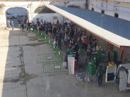 Personas haciendo cola en el comedor social de los Trinitarios durante la pandemia. Córdoba Personas haciendo cola en el comedor social de los Trinitarios durante la pandemia. Córdoba