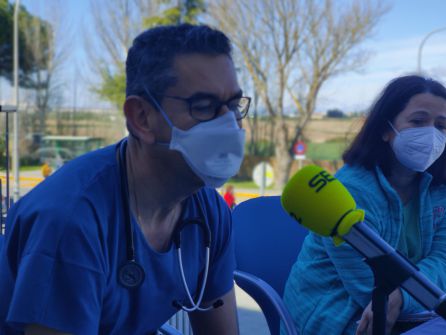 Manuel Romero,primer médico contagiado de Covid en Huelva junto a su compañera Ana Gómez, enfermera de la UCI Manuel Romero,primer médico contagiado de Covid en Huelva junto a su compañera Ana Gómez, enfermera de la UCI
