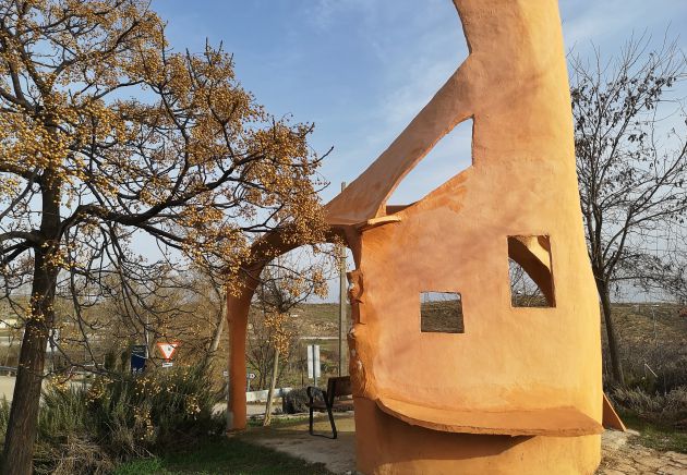 Las esculturas son obra de Vicente García, artista de la cercana localidad de Tinajas. Las esculturas son obra de Vicente García, artista de la cercana localidad de Tinajas.