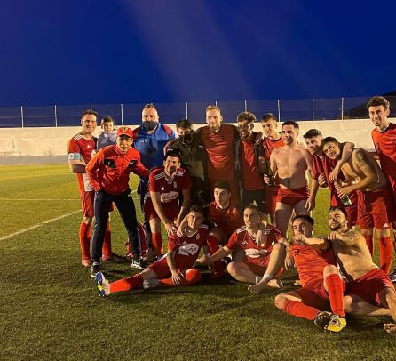 Momento de la celebración, jugadores y entrenador Momento de la celebración, jugadores y entrenador