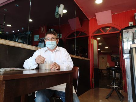 Jesús Arahuetes, propietario de la hamburguesería Napoli, se toma un café por la mañana. Jesús Arahuetes, propietario de la hamburguesería Napoli, se toma un café por la mañana.