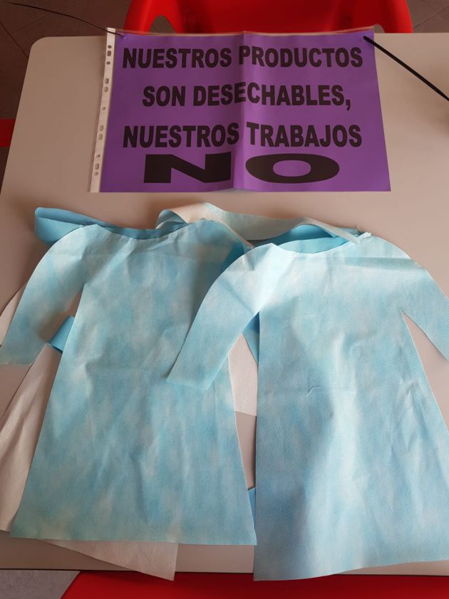 Batas junto a los carteles Batas junto a los carteles