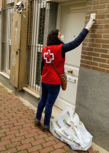 Cruz Roja ha puesto en marcha el servicio de comidas y cenas a mayores que viven solos. Cruz Roja ha puesto en marcha el servicio de comidas y cenas a mayores que viven solos.