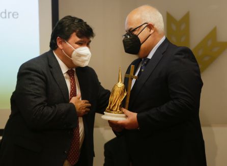 El alcalde de Huelva,Gabriel Cruz, hace entrega del Premio Cruz de Guía 2021 a la Hermandad del Nazareno.Recoge Marcos de la Corte, su hermano mayor El alcalde de Huelva,Gabriel Cruz, hace entrega del Premio Cruz de Guía 2021 a la Hermandad del Nazareno.Recoge Marcos de la Corte, su hermano mayor