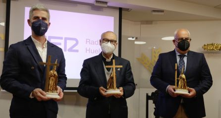 El imaginero, pintor y escultor Mario Moya; D.Diego Capado cura párroco de la Concepción y Marcos de la Corte, hermano mayor de la Hermandad del Nazareno de Huelva. Premios Cruz de Guía 2021 El imaginero, pintor y escultor Mario Moya; D.Diego Capado cura párroco de la Concepción y Marcos de la Corte, hermano mayor de la Hermandad del Nazareno de Huelva. Premios Cruz de Guía 2021