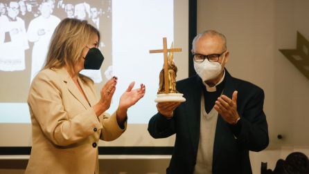 La presidenta del Puerto de Huelva, Pilar Miranda, hace entrega del Premio Cruz de Guía de Radio Huelva a D. Diego Capado, cura párroco de la Concepción La presidenta del Puerto de Huelva, Pilar Miranda, hace entrega del Premio Cruz de Guía de Radio Huelva a D. Diego Capado, cura párroco de la Concepción