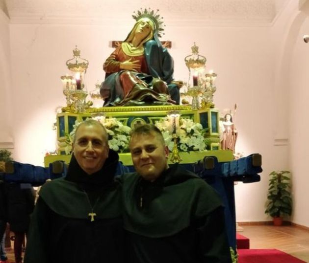 José Luis Huertas (izquierda) con el hábito de cargador de la Virgen de las Angustias en la iglesia del Corpus Christi José Luis Huertas (izquierda) con el hábito de cargador de la Virgen de las Angustias en la iglesia del Corpus Christi