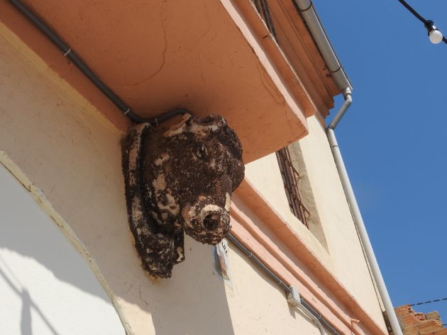 Detalle de la fachada de la Casa dels Bous Detalle de la fachada de la Casa dels Bous
