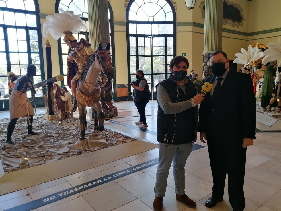 José Manuel Peña junto a Pepe Roda ante el misterio de la Esperanza de Triana José Manuel Peña junto a Pepe Roda ante el misterio de la Esperanza de Triana