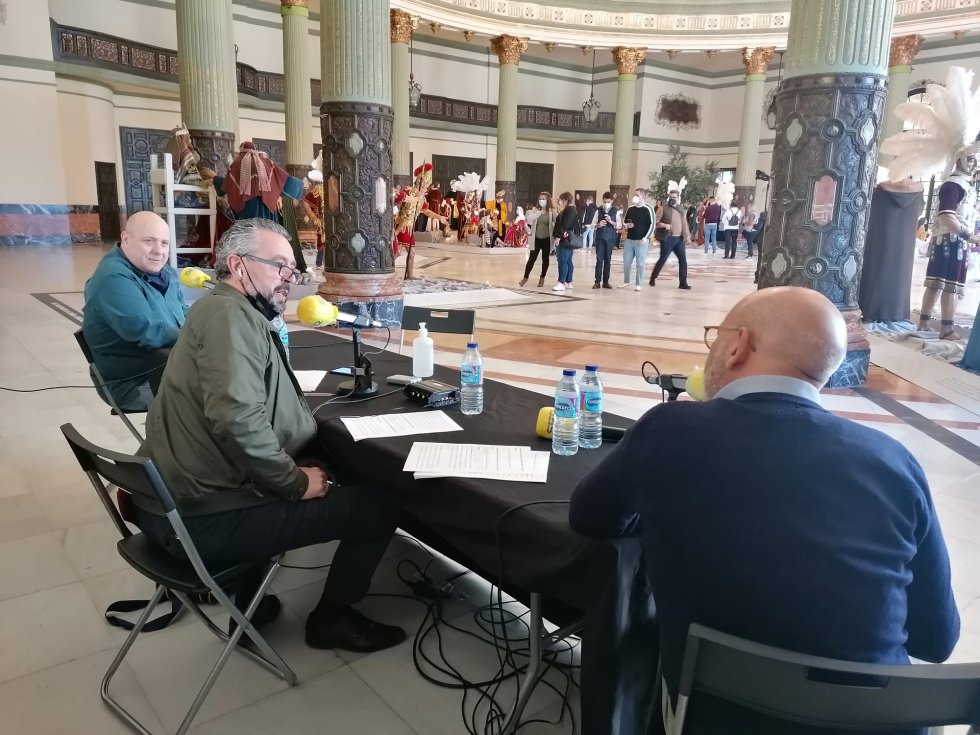 Un momento de la tertulia ante la rotonda del Casino llena de pasos Un momento de la tertulia ante la rotonda del Casino llena de pasos