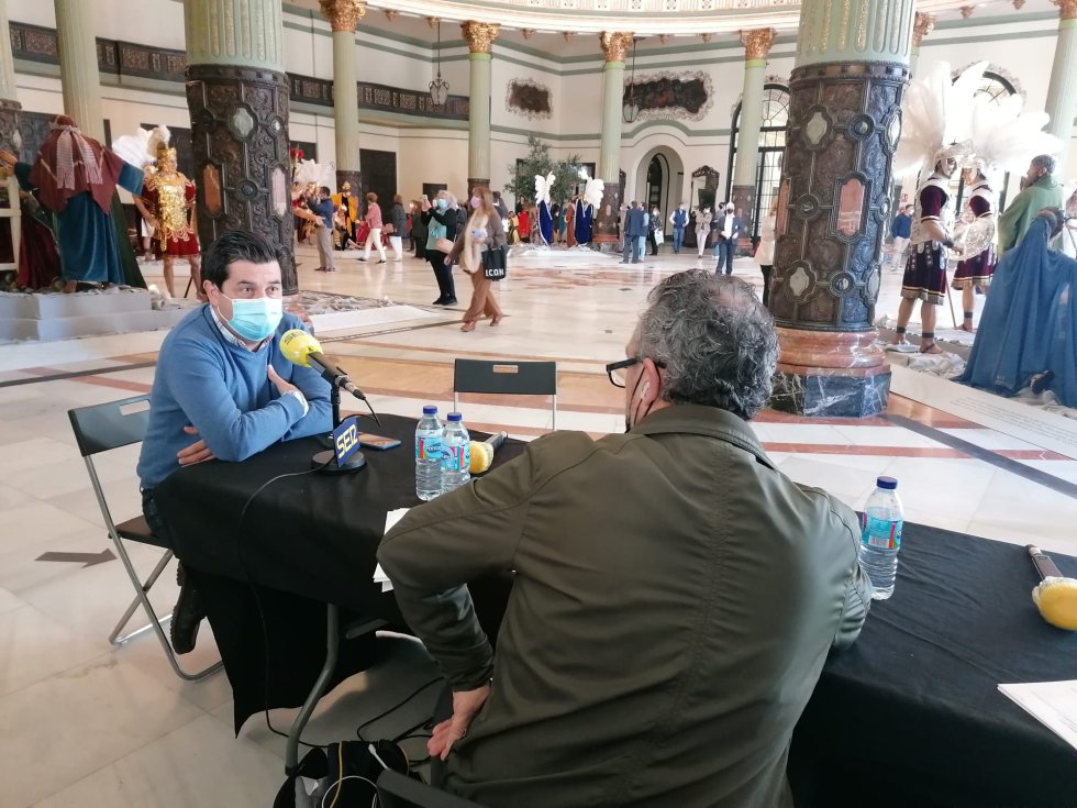 Paco García entrevista al director del Área de Fiestas Mayores, Carlos García Lara Paco García entrevista al director del Área de Fiestas Mayores, Carlos García Lara