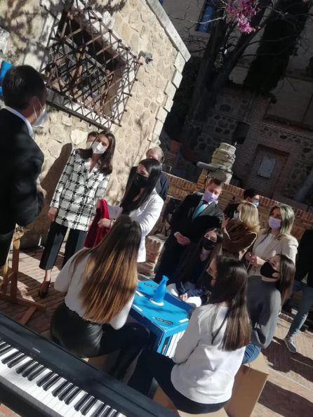 Las alumnas explican a la reina Letizia su proyecto Las alumnas explican a la reina Letizia su proyecto