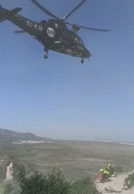 Helicóptero de la Generalitat en el rescate en el Castell de Bairén Helicóptero de la Generalitat en el rescate en el Castell de Bairén