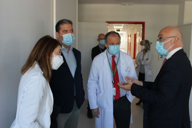 El secretario general de Investigación de la Junta de Andalucía, Isaac Túnez (derecha), junto a otros responsables del centro, visita la nueva unidad de investigación clínica del Hospital Virgen de las Nieves de Granada El secretario general de Investigación de la Junta de Andalucía, Isaac Túnez (derecha), junto a otros responsables del centro, visita la nueva unidad de investigación clínica del Hospital Virgen de las Nieves de Granada