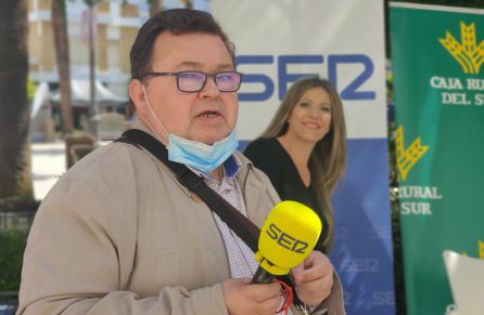 Pepe Cecilia Justo, periodista ayamontino.Al fondo, Ana Gil de la SER Pepe Cecilia Justo, periodista ayamontino.Al fondo, Ana Gil de la SER