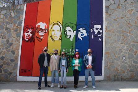 Algunos de los alumnos que han participado en la creación del mural junto a la alcaldesa de Úbeda y al diseñador Pedro Miguel Cecilia Algunos de los alumnos que han participado en la creación del mural junto a la alcaldesa de Úbeda y al diseñador Pedro Miguel Cecilia