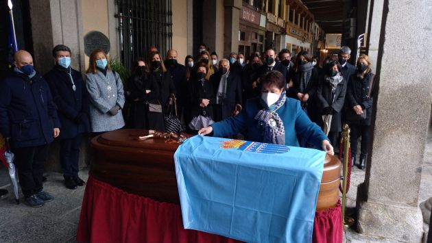 Clara Luquero, le ha colocado la bandera de Segovia y la medalla corporativa Clara Luquero, le ha colocado la bandera de Segovia y la medalla corporativa