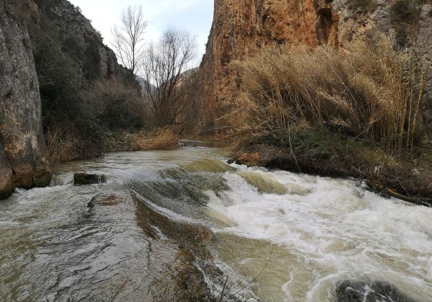 La senda del agua hace honor a su nombre por el número de cursos de agua, manantiales, ríos, ramblas y barrancos. La senda del agua hace honor a su nombre por el número de cursos de agua, manantiales, ríos, ramblas y barrancos.