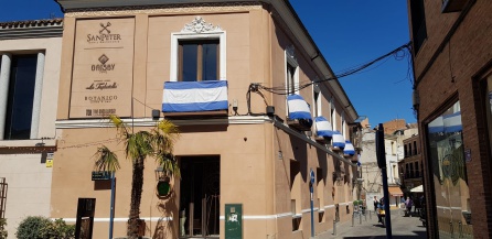 Calle Arcos de San Pedro con la bandera blanquiazul Calle Arcos de San Pedro con la bandera blanquiazul