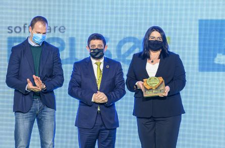 Pilar Meseguer y Jacopo Roguzzi recogen el reconocimiento de Software del Sol Pilar Meseguer y Jacopo Roguzzi recogen el reconocimiento de Software del Sol
