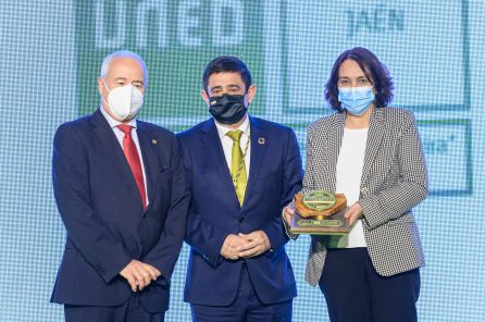 Andrés Medina y María Luisa Grande recogieron el reconocimiento al Centro Asociado de la UNED en la provincia 'Andrés Vandelvira' Andrés Medina y María Luisa Grande recogieron el reconocimiento al Centro Asociado de la UNED en la provincia 'Andrés Vandelvira'
