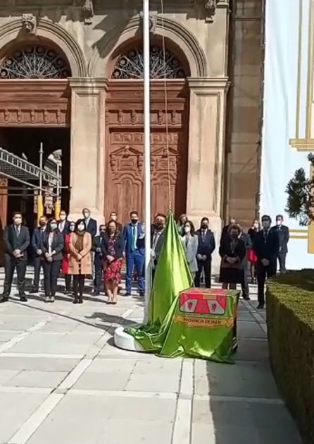 Momento en el que el presidente de la Diputación Provincial de Jaén, Francisco Reyes, procede al izado de la Bandera de la Provincia en la Lonja de la Diputación Momento en el que el presidente de la Diputación Provincial de Jaén, Francisco Reyes, procede al izado de la Bandera de la Provincia en la Lonja de la Diputación