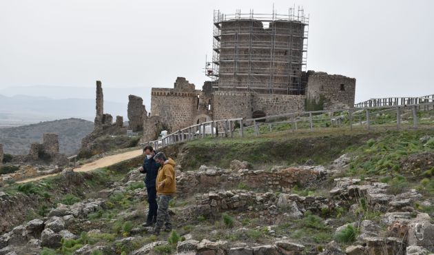 El diputado de Patrimonio y arqueólogo Miguel Ángel Valero visitas las obras en Moya acompañado de Michel Muñoz, codirector arqueológico de las obras. El diputado de Patrimonio y arqueólogo Miguel Ángel Valero visitas las obras en Moya acompañado de Michel Muñoz, codirector arqueológico de las obras.
