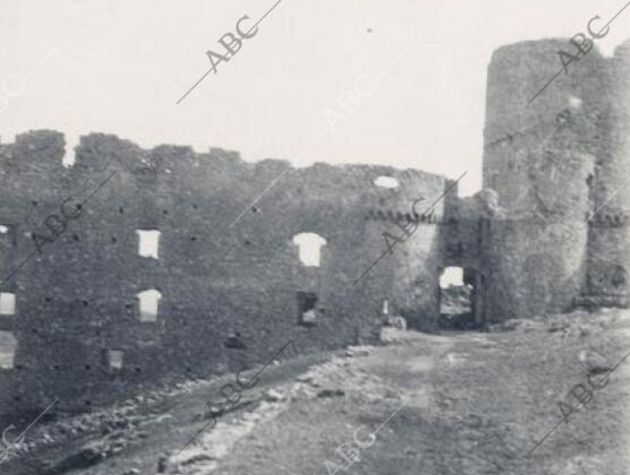 Acceso a la fortaleza de Moya en los años 20 del siglo XX donde se puede apreciar la pared del antiguo palacio a la izquierda del castillo. Acceso a la fortaleza de Moya en los años 20 del siglo XX donde se puede apreciar la pared del antiguo palacio a la izquierda del castillo.