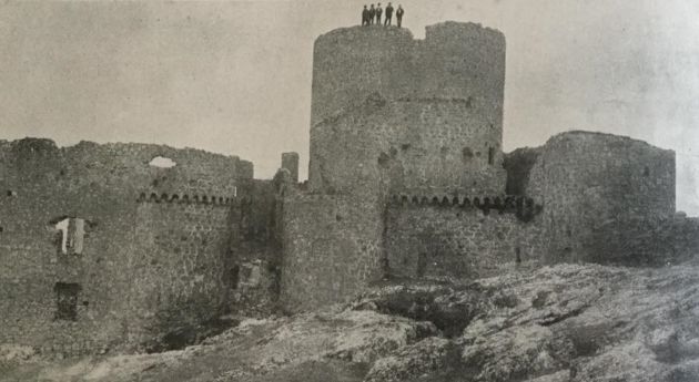 Ruinas del castillo de Moya en una foto tomada el 10 de Julio de 1930. Ruinas del castillo de Moya en una foto tomada el 10 de Julio de 1930.