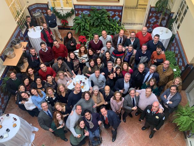 Juan Robles y su familia en el patio de Radio Sevilla, con parte de la plantilla y colaboradores de la emisora Juan Robles y su familia en el patio de Radio Sevilla, con parte de la plantilla y colaboradores de la emisora
