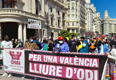 Los manifestantes han exhibido una pancarta para pedir "una València libre de odio" Los manifestantes han exhibido una pancarta para pedir "una València libre de odio"