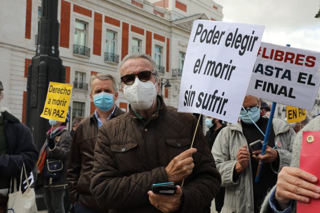 Un hombre con un cartel en el que se lee: `Poder elegir el morir sin sufrir´ durante una concentración de Derecho a Morir Dignamente en la Puerta del Sol, en Madrid (España), a 18 de marzo de 2021. Derecho a Morir Dignamente se manifiesta para dar apoyo a la Ley de la Eutanasia, el día que el pleno del Congreso debate y aprueba de forma definitiva Ley Orgánica de regulación de la eutanasia.La norma entrará en vigor a los tres meses de publicarse en el Boletín Oficial del Estado (BOE), y recoge que esta práctica se podrá llevar a cabo en España a pacientes que los soliciten y que se encuentren en un contexto de "padecimiento grave, crónico e imposibilitante o enfermedad grave e incurable, causantes de un sufrimiento intolerable". Un hombre con un cartel en el que se lee: `Poder elegir el morir sin sufrir´ durante una concentración de Derecho a Morir Dignamente en la Puerta del Sol, en Madrid (España), a 18 de marzo de 2021. Derecho a Morir Dignamente se manifiesta para dar apoyo a la Ley de la Eutanasia, el día que el pleno del Congreso debate y aprueba de forma definitiva Ley Orgánica de regulación de la eutanasia.La norma entrará en vigor a los tres meses de publicarse en el Boletín Oficial del Estado (BOE), y recoge que esta práctica se podrá llevar a cabo en España a pacientes que los soliciten y que se encuentren en un contexto de "padecimiento grave, crónico e imposibilitante o enfermedad grave e incurable, causantes de un sufrimiento intolerable".