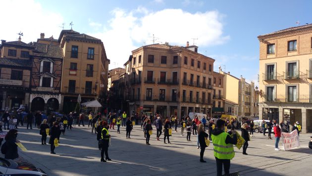 Alrededor de 70 personas del sector de la peluquería y estética se han concentrado en la Plaza del Azoguejo Alrededor de 70 personas del sector de la peluquería y estética se han concentrado en la Plaza del Azoguejo