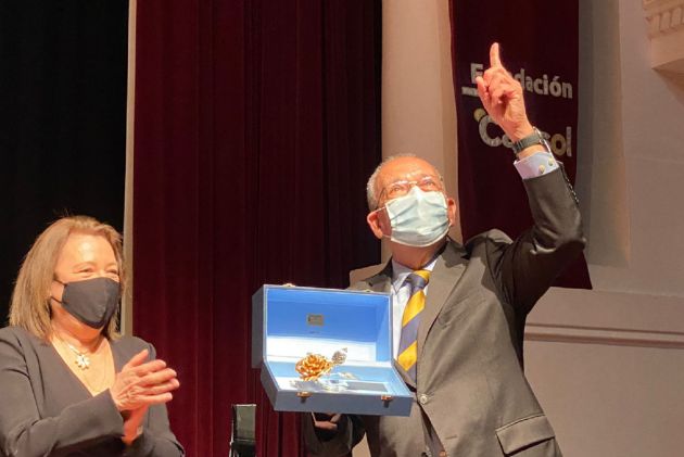 María Castro Molera, directora ejecutiva de El Milagrito, entrega la Rosa de Pasión a José Pérez Bernal, coordinador del programa de donación de órganos María Castro Molera, directora ejecutiva de El Milagrito, entrega la Rosa de Pasión a José Pérez Bernal, coordinador del programa de donación de órganos
