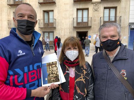 Miguel Picher, Aurora Rodil y Juan Antonio Alberdi esta mañana en la puerta del ayuntamiento Miguel Picher, Aurora Rodil y Juan Antonio Alberdi esta mañana en la puerta del ayuntamiento