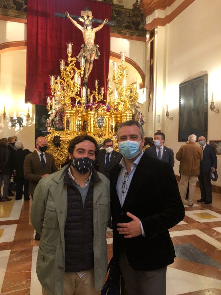 José Manuel Peña y Paco García, ante el paso del Cachorro José Manuel Peña y Paco García, ante el paso del Cachorro