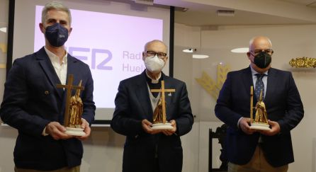 El imaginero, pintor y escultor Mario Moya; el cura párroco de la Concepción D.Diego Capado y el hermano mayor de la Hermandad de Nazareno de Huelva. Premios Cruz de Guía 2021 El imaginero, pintor y escultor Mario Moya; el cura párroco de la Concepción D.Diego Capado y el hermano mayor de la Hermandad de Nazareno de Huelva. Premios Cruz de Guía 2021