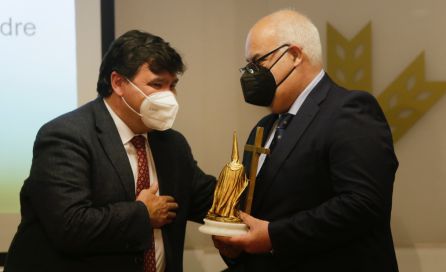 Gabriel Cruz, alcalde de Huelva entrega el Premio Cruz de Guía de Radio Huelva a Marcos de la Corte, hermano mayor de la Hermandad del Nazareno de Huelva Gabriel Cruz, alcalde de Huelva entrega el Premio Cruz de Guía de Radio Huelva a Marcos de la Corte, hermano mayor de la Hermandad del Nazareno de Huelva