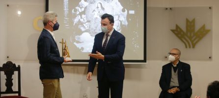 Mario Moya, imaginero, pintor y escultor recibe el premio Cruz de Guía de Radio Huelva de manos de Emilio Ponce, director de la Fundación Caja Rural del Sur Mario Moya, imaginero, pintor y escultor recibe el premio Cruz de Guía de Radio Huelva de manos de Emilio Ponce, director de la Fundación Caja Rural del Sur