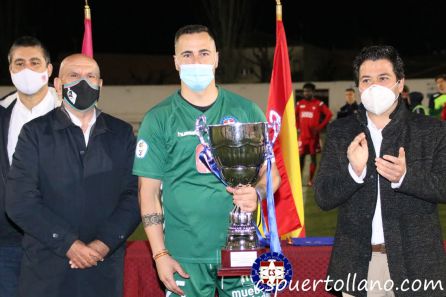 Reguero, capitán del Calvo Sotelo, mostrando la Copa conseguida Reguero, capitán del Calvo Sotelo, mostrando la Copa conseguida