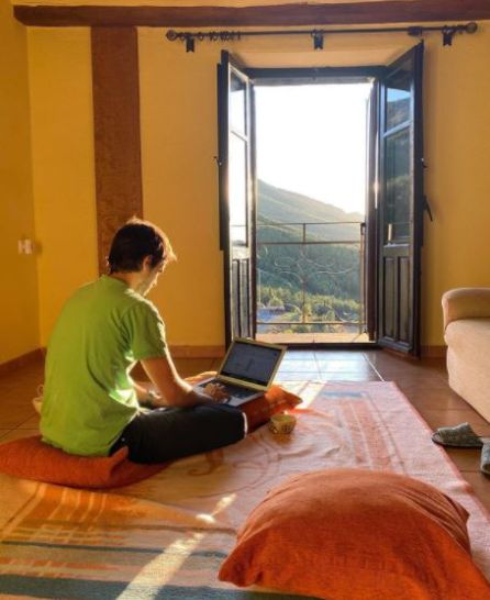 Joven teletrabajando desde un pueblo Joven teletrabajando desde un pueblo