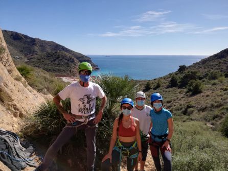 De izqu a dcha : Jorge Vidal Real, con los jóvenes alumnos Estefanía, Rubén y Alba. Realizando un curso de iniciación a la escalada en las paredes del Manantial. El Portús. Espacio Natural Protegido de La Muela, Cabo Tiñoso y Roldán. De izqu a dcha : Jorge Vidal Real, con los jóvenes alumnos Estefanía, Rubén y Alba. Realizando un curso de iniciación a la escalada en las paredes del Manantial. El Portús. Espacio Natural Protegido de La Muela, Cabo Tiñoso y Roldán.