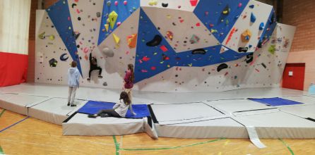 Jorge Impartiendo clases de escalada a niños en el Rocódromo del Pabellón Municipal de las 400. Coordinadas por el Club Aire Libre de Cartagena. Contacto: clubairelibrecartagena@gmail.com. Jorge Impartiendo clases de escalada a niños en el Rocódromo del Pabellón Municipal de las 400. Coordinadas por el Club Aire Libre de Cartagena. Contacto: clubairelibrecartagena@gmail.com.