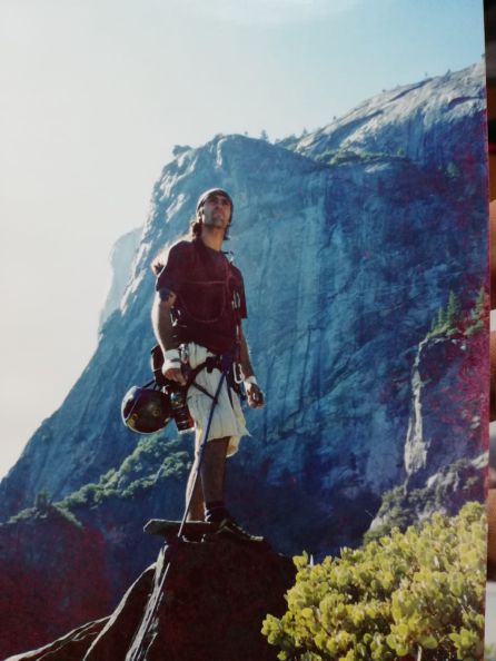 Jorge El Indio en la base de la cara oeste de la imponente mole de casi 1000 metros del Capitán. Parque Nacional de Yosemite. California. EEUU Jorge El Indio en la base de la cara oeste de la imponente mole de casi 1000 metros del Capitán. Parque Nacional de Yosemite. California. EEUU